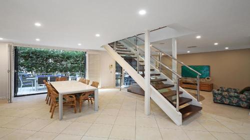 Avoca Beach House | Alemar Close To Beach, Shops and Cafes Accom Holidays