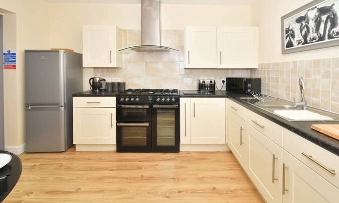 Crewe House | Alexandra Terrace by YourStays