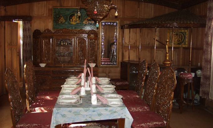 Dal Lake Boat Rental | Alif Laila Group of Houseboats