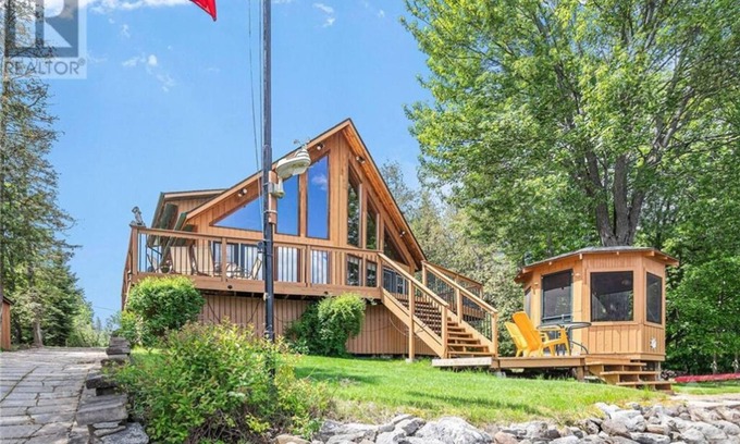 Laurentian Valley Cottage | ALL Season Waterfront Cottage with WIFI, BBQ, Beach & Boat Ramp