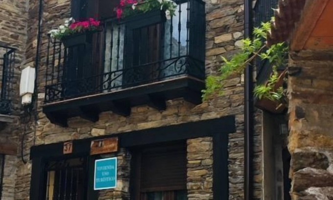 Montejo de la Sierra Cottage | Alojamientos El Horno for 3 people