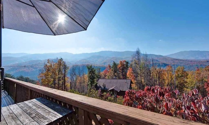 Gatlinburg - Pigeon Forge Cabin | Alpine Windsong | Spectacular Mountain Views + Private Hot Tub!