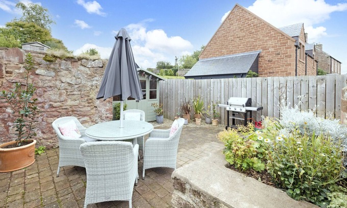 Dunbar Apartment | ALTIDO 2-bed Haywood Cottage w/garden