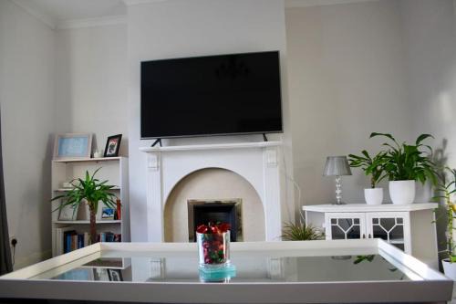 Cardonald Apartment | Amazing 2-Bed Home w/Private Garden Free Parking