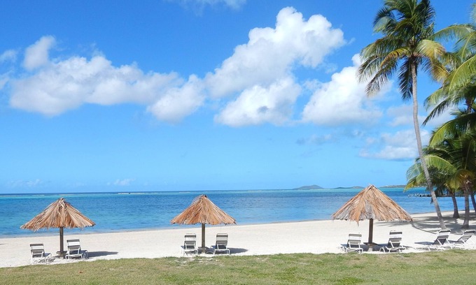 Estate Golden Rock Villa | Amazing Condo On the Beach: Pool, Hot Tub + FREE WiFi