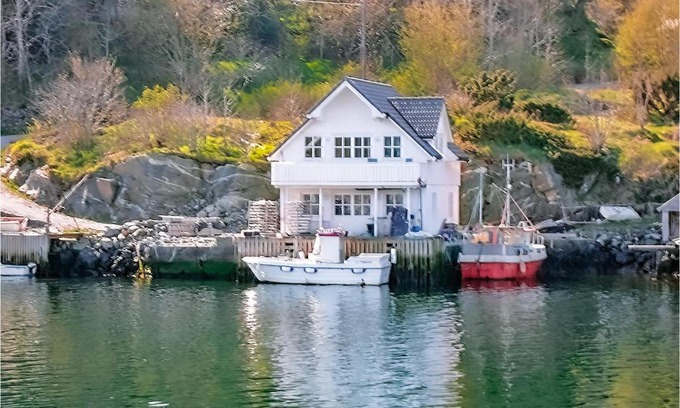 Kalve House | Amazing home in Bakkasund with 3 Bedrooms and WiFi