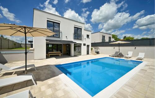 Veliko Trojstvo House | Amazing Home In Maglenca With Sauna