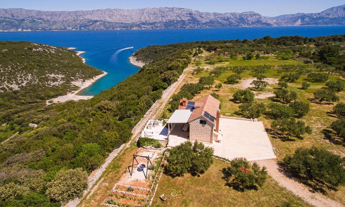 Pucisca House | Amazing home in Pucisca with lake view