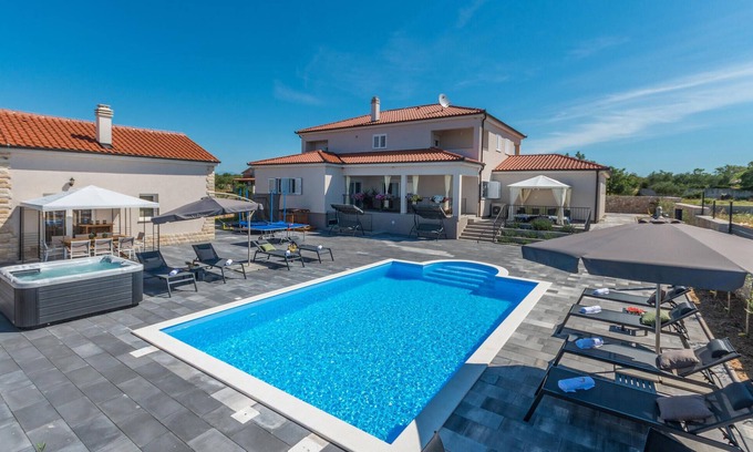 Sukosan House | Amazing home in Sukosan with WiFi