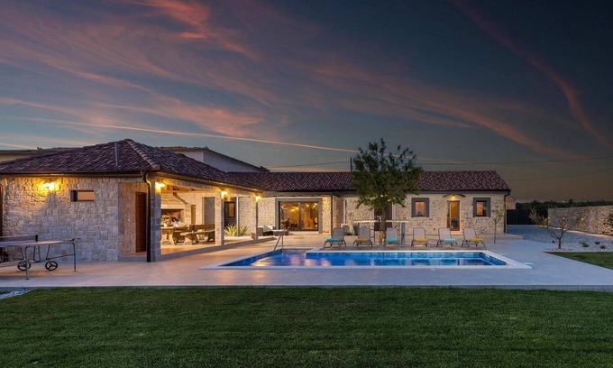 Zemunik Donji House | Amazing home in Zemunik Donji with WiFi