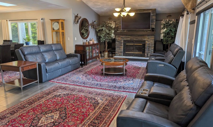 Alder Creek House | Amazing Lake House With All Amenities
