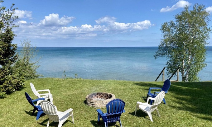 Forestville House | Amazing lake view and peaceful cottage with kayaks