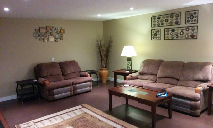 West Hillhurst House | Amazing Location ! Close to Down town, FMC, ACH, UofC , Complete Reno , Quiet