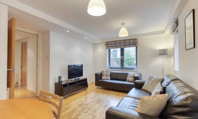 Old Town Apartment | ⭐️Amazing Location!⭐️In heart of the City. 2BR & Cot. Great Airport & Rail links