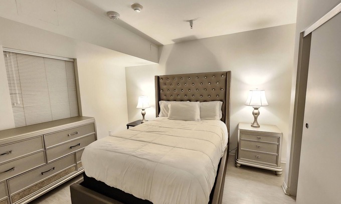 Downtown Apartment | Amazing location/walk to the promenade &the beach