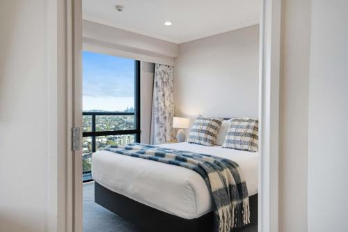 Takapuna Apartment | Amazing Ocean Views 1BR w Rooftop Hottub Gym Tennis