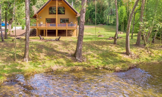 Franklin House | Amazing RIVERFRONT Cabin.