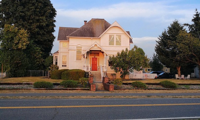 Blaine House | Amazing sunset in front of historic house