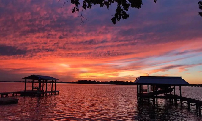 Indian Shores House | Amazing Sunsets on Lake Houston - lakefront, hot tub, fishing & more!