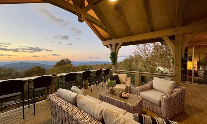 Beech Mountain Cottage | Amazing View ~5000ft, Golf Club 5 min, Sauna, Hot Tub, Wi-Fi, Game Room, Bonfire