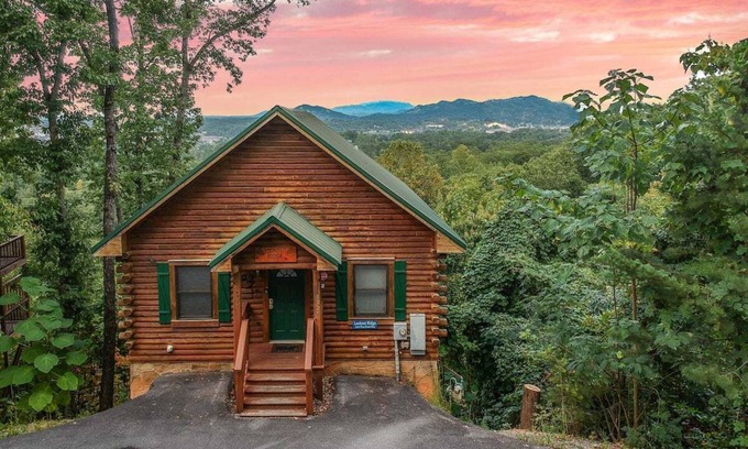 Pigeon Forge Cabin | AMAZING VIEWS! 5 minutes to parkway! GSMNP. Pigeon Forge. Hot Tub!