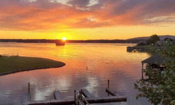 North Shore Condo | Amazing Views and Two Kayaks Ready to Use!