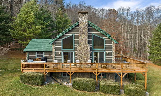 Banner Elk House | Amazing Views, Spacious, Skiing, Dog Friendly, Hot Tub, Pool Table, Sleeps 8-10