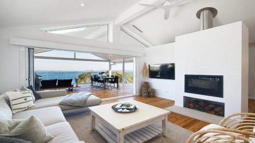 Killcare Heights House | 'Ambleside By The Sea' by HolidayCo