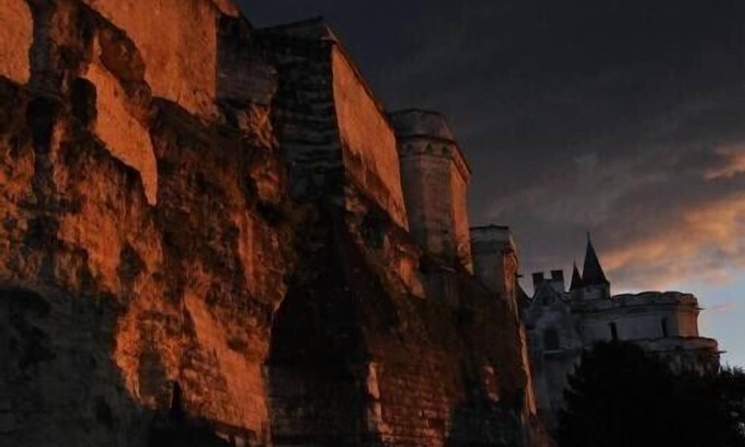 Amboise Apartment | Amboise: Studio terrace at Villa la Loire with View Of The Castle (+ wifi)