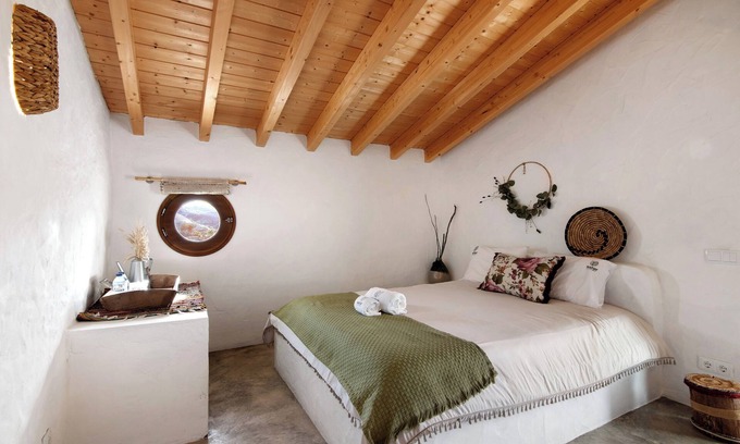 Alta Mora Apartment | 'Amêndoa Amarga' Room with Mountain View, Wi-Fi and Air Conditioning