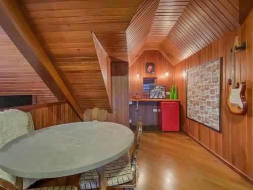 Campos do Jordao Apartment | Amplo Duplex - Capivari - 5 Qts - Lareira - Lazer