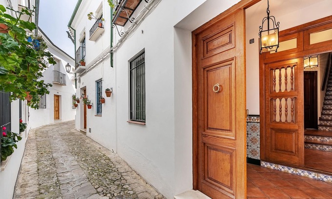 Barrio de la Villa Apartment | An extremely spacious and welcoming apartment in one of the magnificent white houses of this city.