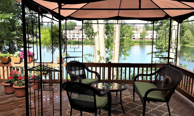 University Area House | *Anchorage Full Lake View Villa*