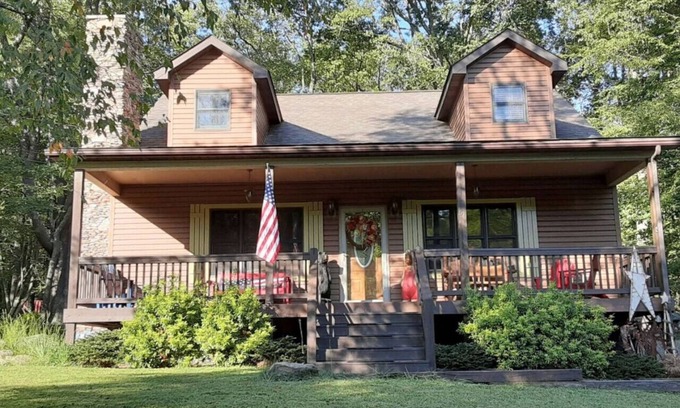 Alpine Lake Apartment | Antler Ridge 2B w/Loft Cabin w/Fireplace, Screened Porch & Lake Access