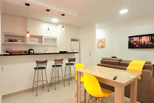 Regiao Urbana Homogenea XV Apartment | Apê Área Central c/Churrasqueira, Varanda e Suíte