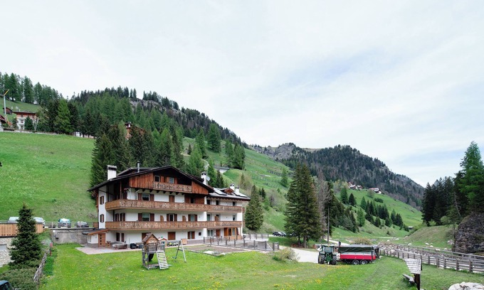 Arabba Apartment | Apartment 'Cesa Portados Stefano 2' with Mountain View, Shared Garden and Wi-Fi