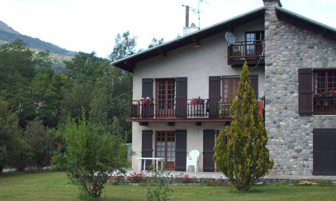 Saint-Martin-de-Queyrieres Apartment | Apartment on the ground floor between Serre Chevalier and the Parc des Ecrins
