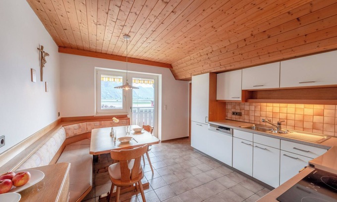 Unterrain/Riva di Sotto Apartment | Apartment 'Haus Stolz Schloss Hocheppan' with Mountain View, Wi-Fi and Air Conditioning