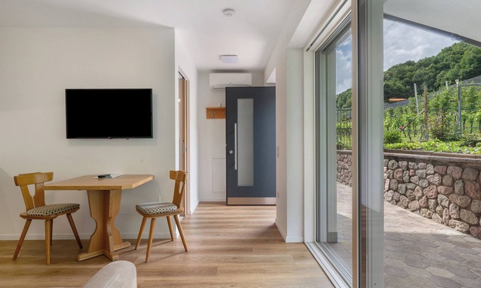 Unterrain/Riva di Sotto Apartment | Apartment 'Haus Stolz Gartenblick' with Mountain View, Wi-Fi and Air Conditioning