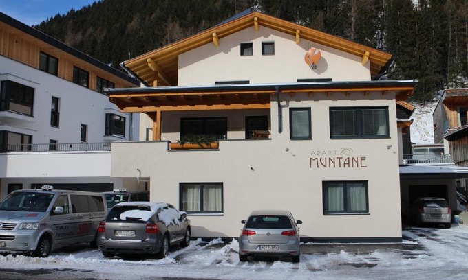 Mathon House | Apart Muntane