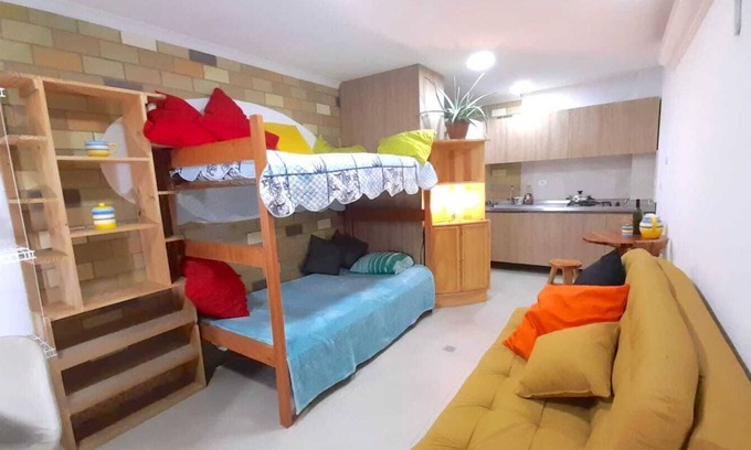 Suramericana Apartment | Aparta Estudio Hostal Acogedor Camarote , Sofá Cama, Cocina, Mesa, Baño