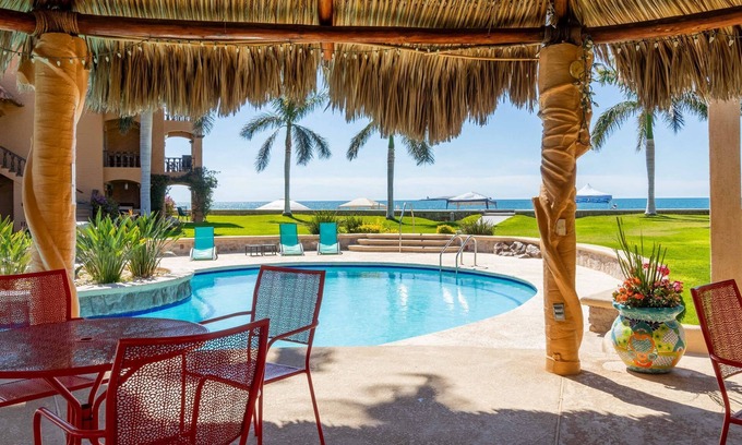 San Carlos Condo | Apartamento de 2 recámaras y dos baños, junto a la playa. Vista increíble!