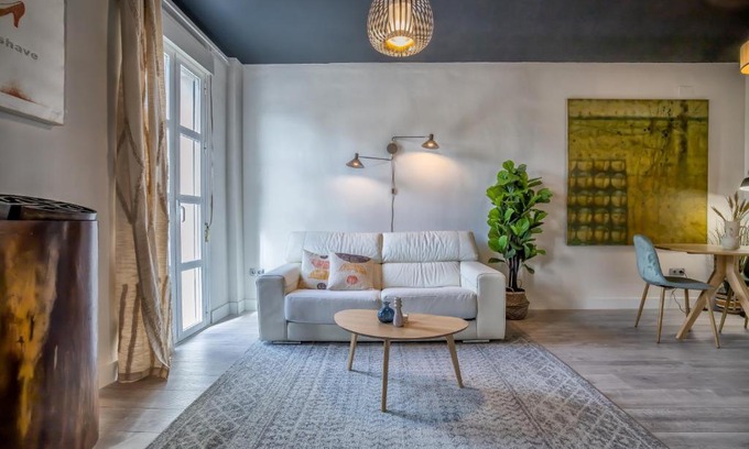 Santiago Apartment | Apartamento cerca de la MEZQUITA DE CORDOBA & FREE PRIVATE PARKING