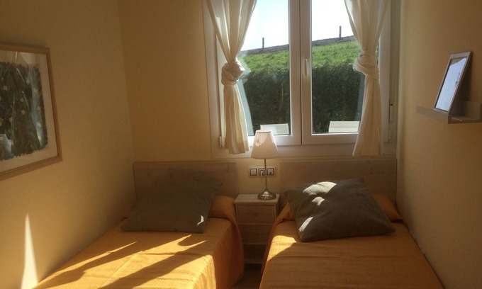 Pinera House | Apartamento con dos Habitaciones y Pequeño Jardín a 3 km de la Playa