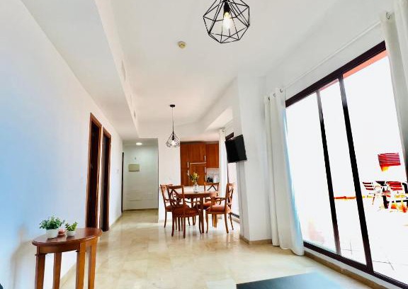 Puerto de la Duquesa Apartment | Apartamento con piscina en plena playa