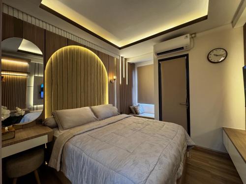 Depok Apartment | Apartement Transpark Cibubur by Raya Property with Pool View & Netflix 2