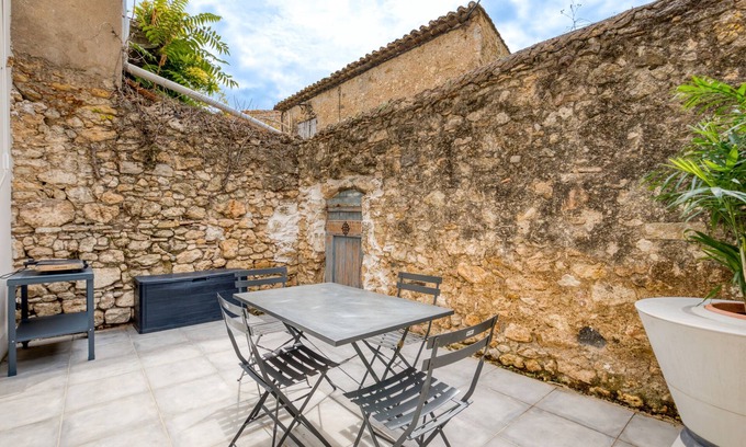 Saint-Genies-de-Fontedit Apartment | Apartment 'Le Poulailler D'alice' with Private Terrace, Wi-Fi and Air Conditioning