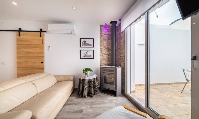 Lucainena de las Torres Apartment | Apartment 'Apartamento Deluxe Los Perez' with Private Terrace, Wi-Fi and Air Conditioning