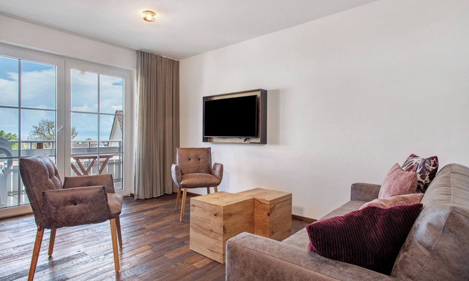 Immenstaad am Bodensee Apartment | Apartment 'Wohnung Cox Orange' with Shared Terrace, Shared Garden and Wi-Fi