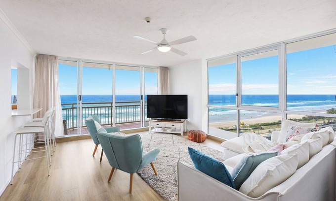 Main Beach Apartment | Apartment 11a Seacrest on The Beach *OCEAN *Free Parking*